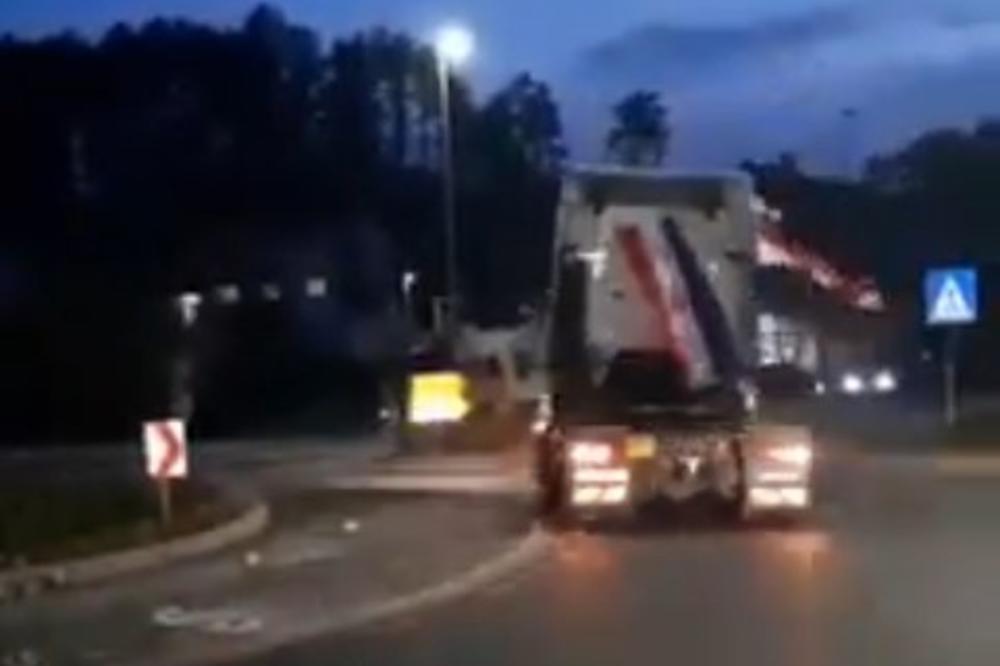 Kamionom sa hrvatskim zastavama divljali kod policijske stanice i blokirali saobraćaj (VIDEO)