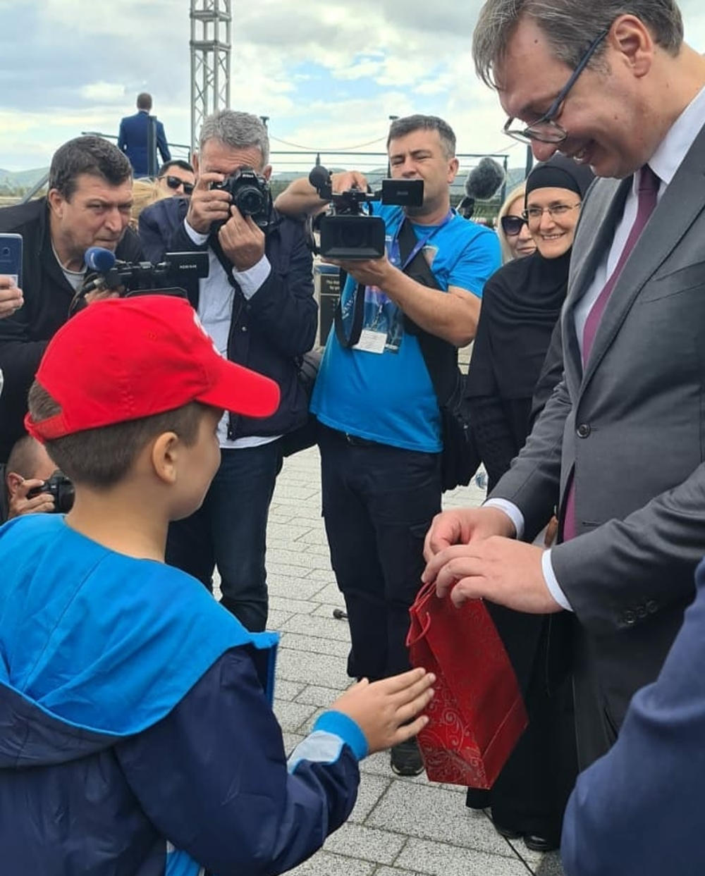 Mali Miloš daje poklon prredsedniku
