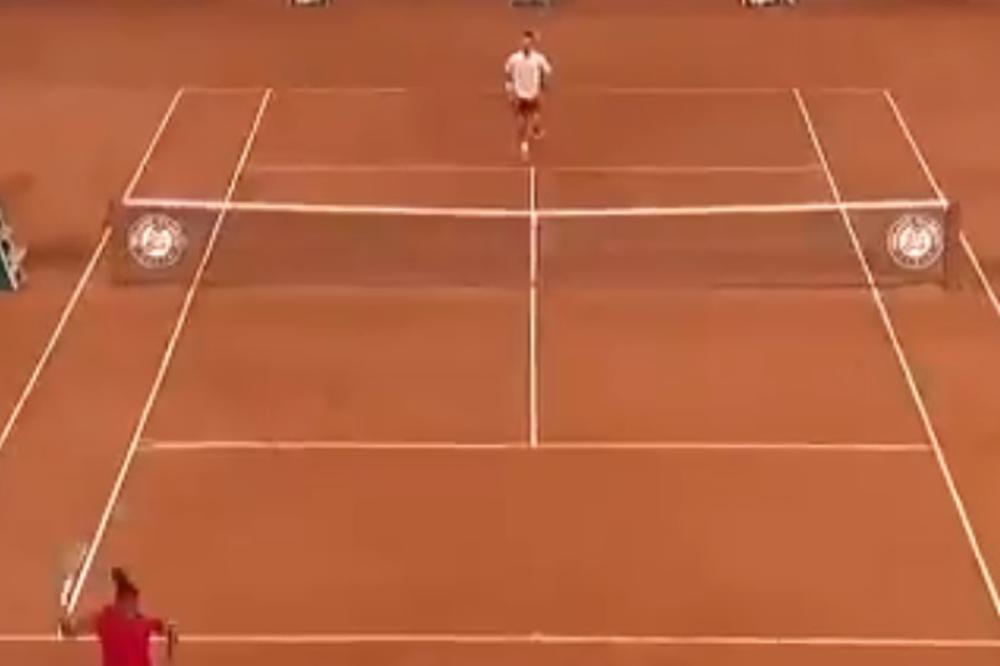 ĐOKOVIĆ POPIO POEN VEKA! Eksplozija na Rolan Garosu, Novakov rival razneo tenis u paramparčad! (VIDEO)