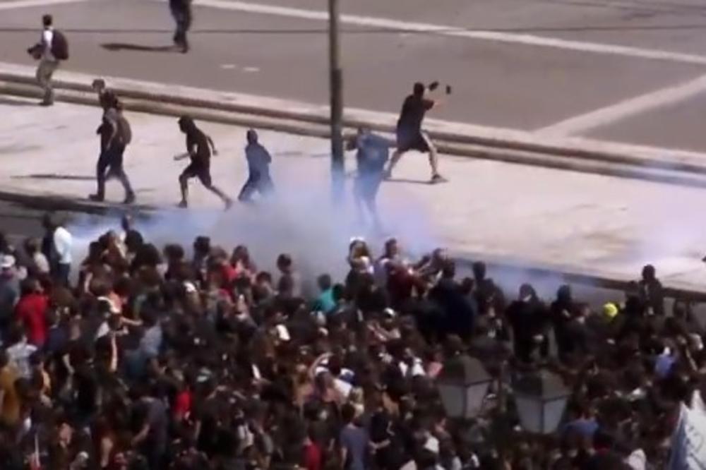HAOS U ATINI: Đaci izašli na ulice zbog prenatrpanih učionica, policija ih zasula suzavcem (VIDEO)