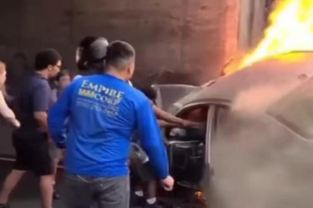 BORBA ZA ŽIVOT KAKVU NISTE VIDELI: Pokušaji da se spase vozač iz zapaljenog auta! (UZNEMIRAVAJUĆ VIDEO)