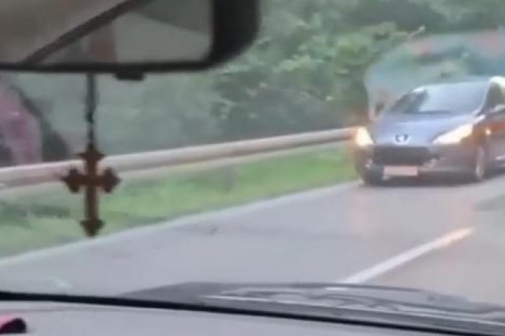 AU ČOVEČE, ŠTA BRE TO RADIŠ?! Ovaj snimak razbesneo je celu Srbiju, da li je ovaj vozač normalan? (VIDEO)