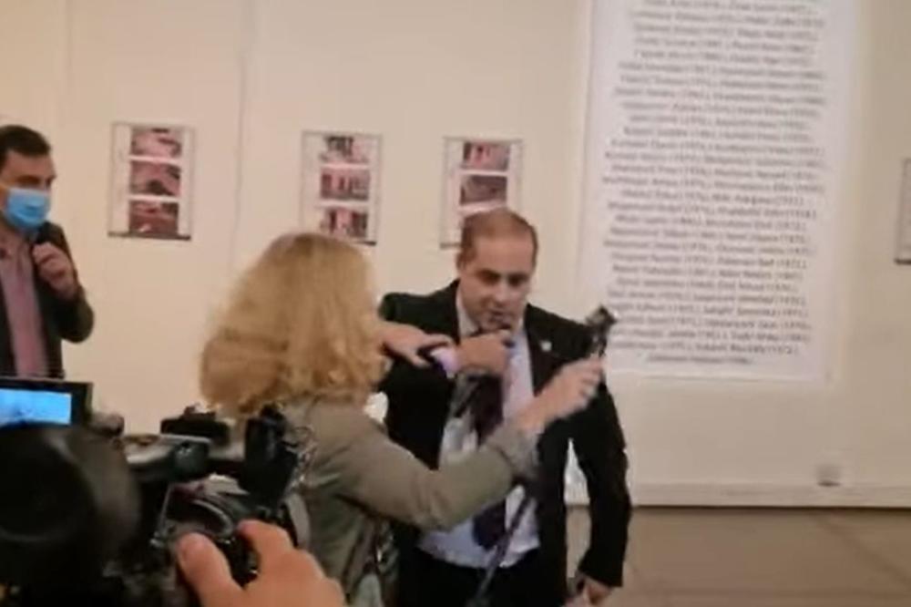 INCIDENT NA OTVARANJU IZLOŽBE O ZLOČINU U TUZLI: Miša Vacić upao, zgrabio mikrofon, i onda je krenulo... (VIDEO)
