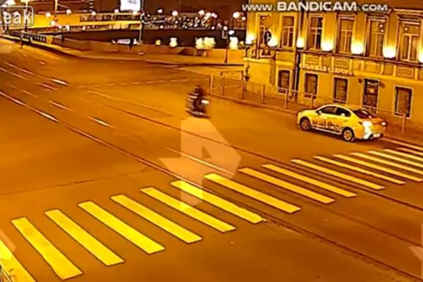 STRAŠNA SCENA SNIMLJENA U RUSKOM GRADU: Motociklista upao u procep pokretnog mosta, POGINUO NA LICU MESTA! (VIDEO)
