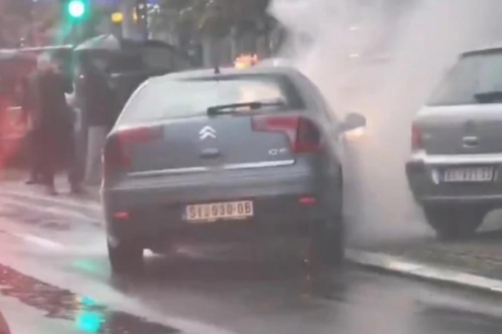 STRAŠAN PRIZOR U BEOGRADU! Na ulici se zapalio auto, POLICIJA HITNO ULETELA DA IH SPAŠAVA (VIDEO)