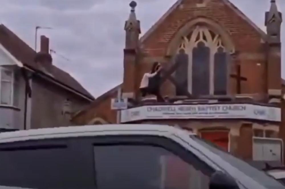 OVO SE NE DEŠAVA SAMO NA KOSOVU! Mladić se popeo na crkvu i skida krst! (VIDEO)