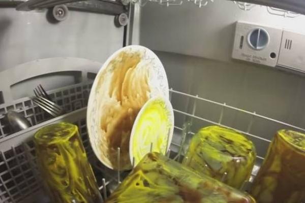 MILIONSKI PREGLEDI SNIMKA: Evo šta se dogodi kada stavite sudove u mašinu da perete (VIDEO)
