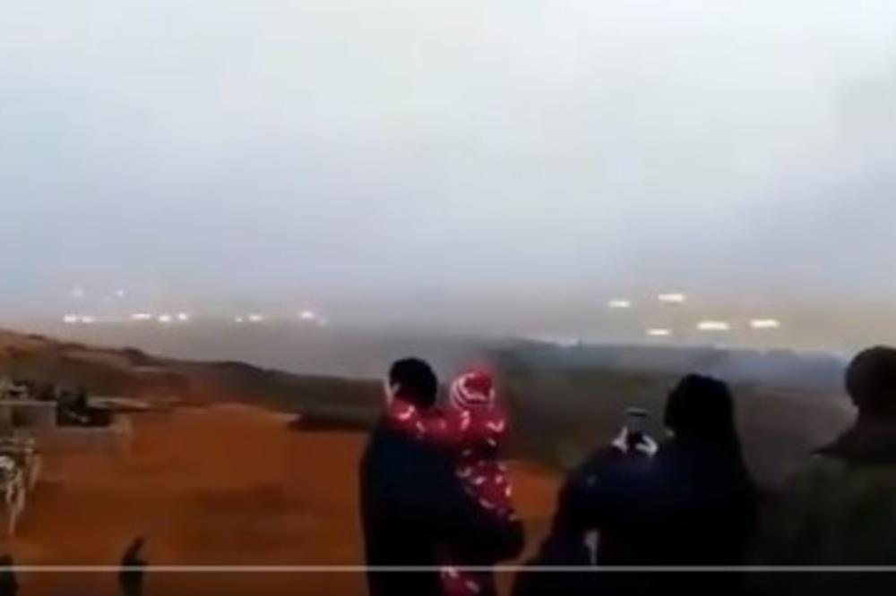 KAO DA GLEDAJU PREDSTAVU: Iranci se okupljaju oko brda da bi gledali kako vojnici ginu! STRAVIČAN PRIZOR (VIDEO)