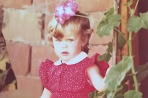 NE ZNA SE DA LI JE MAJKA ILI ĆERKA: Poznata pevačica objavila fotografiju iz detinjstva, sličnost je NEVEROVATNA!