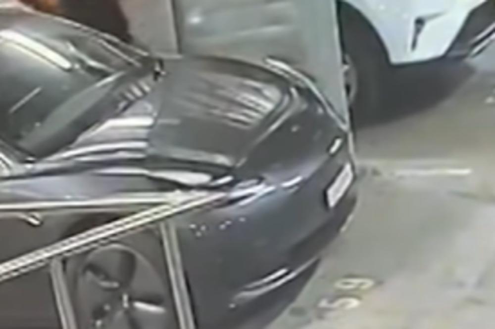 OVO SU NAJSMOTANIJI LOPOVI NA SVETU: Hteli da ukradu kola, a žena ih bacila na kolena TELEFONOM! (VIDEO)