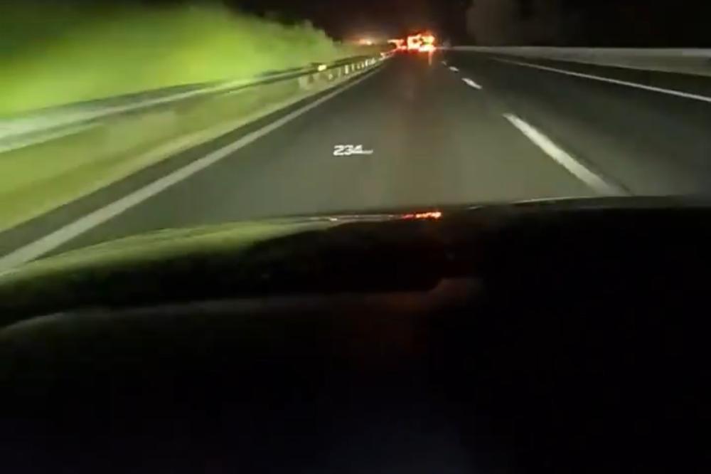 LIK DIVLJAO 260 NA SAT PO AUTOPUTU: Bahati vozač jurca, pretiče i vozi nenormalnom brzinom, I SVE TO SNIMA (VIDEO)
