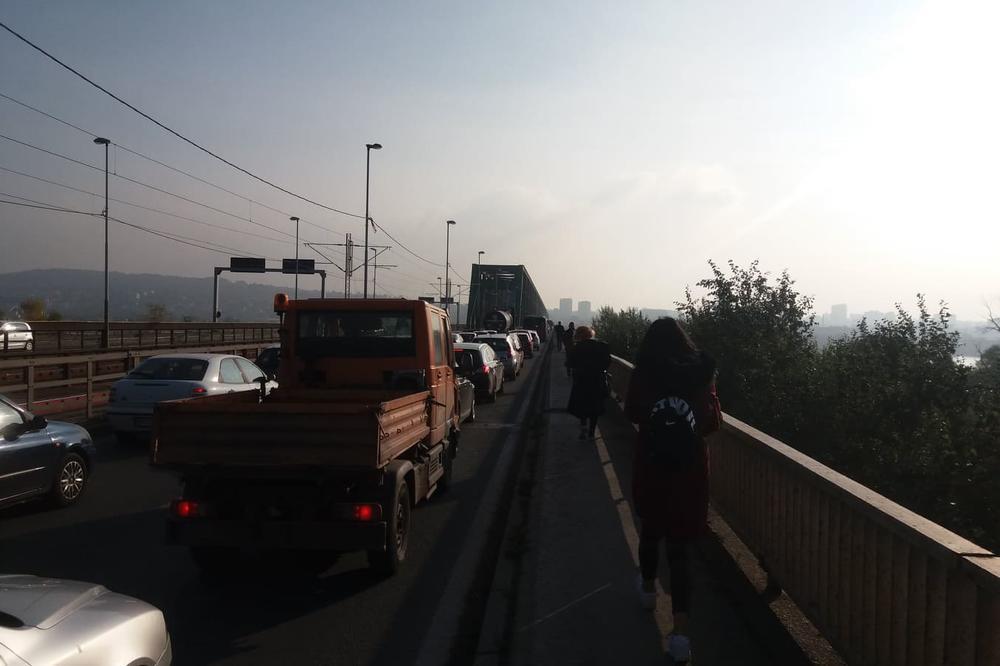 SILAN ZASTOJ NA PANČEVCU, OTEGLA SE KOLONA: Ljudi iz autobusa idu peške preko mosta, u kolima se čeka satima