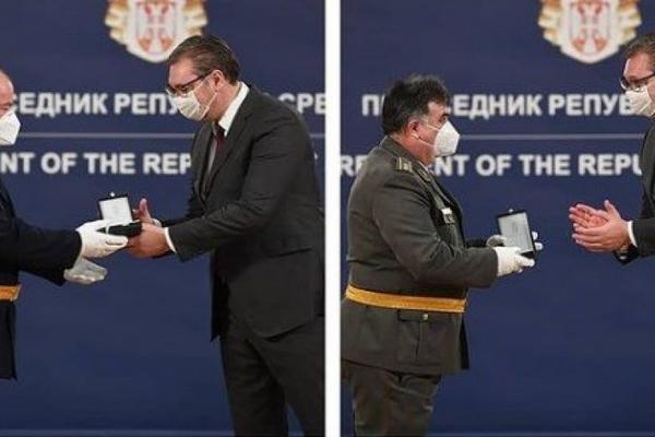 ODLIČJA ZA HEROJE: Predsednik Vučić uručio odlikovanja pripadnicima Vojske Srbije! (FOTO)