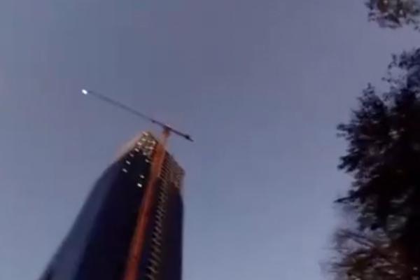 LUDILO! MLADIĆ SKOČIO S NAJVIŠE ZGRADE U BEOGRADU: Pogledajte kako je leteo padobranom! (VIDEO/FOTO)
