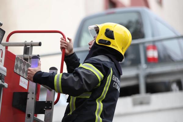 SPREČENA KATASTROFA KOD HORGOŠA: Vatrogasci gasili zapaljeno vozilo kod pumpe!