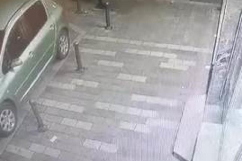 ŠOK SNIMAK SUDARA U KRALJEVU! Kombi razneo džipa na raskrsnici, nikom nije jasno kako je vozač ostao živ! (VIDEO)