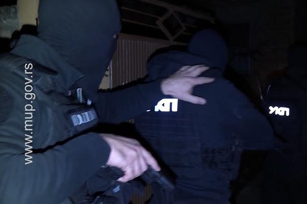 RAZBOJNIK TUKAO BAKU DO KRVI! Policija u Žitorađu uhapsila napadača, iživljavao se zbog 3.000!