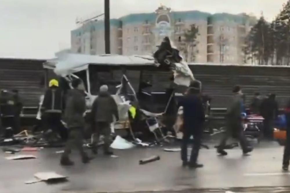 CRNI DAN ZA RUSIJU: Stravična nesreća, sudarili se kamion i četiri vojna autobusa, ima POGINULIH! (VIDEO)