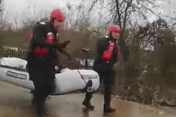 VATROGASCI SPASILI BOLESNU BAKU: Bila je zarobljena sa porodicom u poplavljenoj kući u Žitorađi (VIDEO)