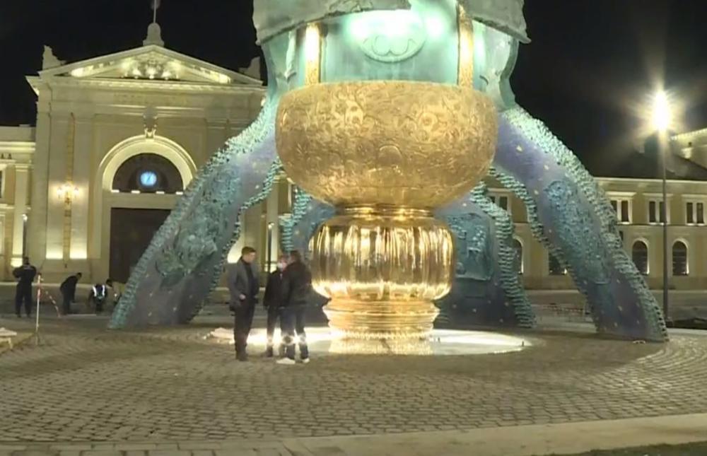 Vučić i spomenik