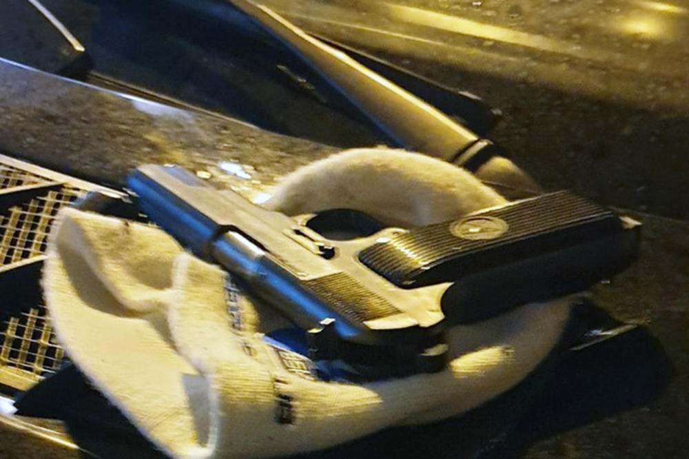 POLICIJA TRAŽI I DRUGU OSOBU! Ovo je pištolj kojim su večeras ranjena dvojica mladića u Čuburskom parku