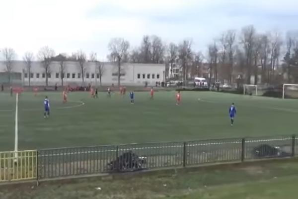 GOLČINA BIVŠEG PARTIZANOVCA: Lobovao golmana sa pola terena! (VIDEO)