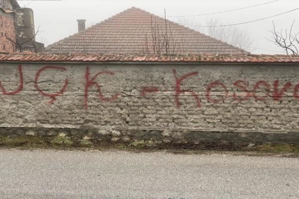 STRAŠAN INCIDENT U GORADŽEVCU: Užasan GRAFIT UČK osvanuo na zidu! Nije prvi put, GRAĐANI SU UZNEMIRENI! (FOTO)