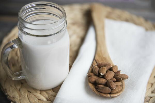 POPULARNO MEĐU MLADIMA A VEOMA JE HRANLJIVO: Evo zašto je dobro piti bademovo mleko
