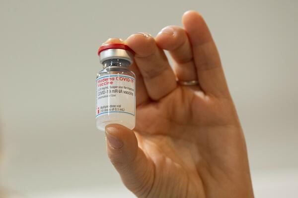 MODERNA PREDALA ZAHTEV: Američka kompanija aplicirala kod EMA za odobrenje vakcine za adolescente!