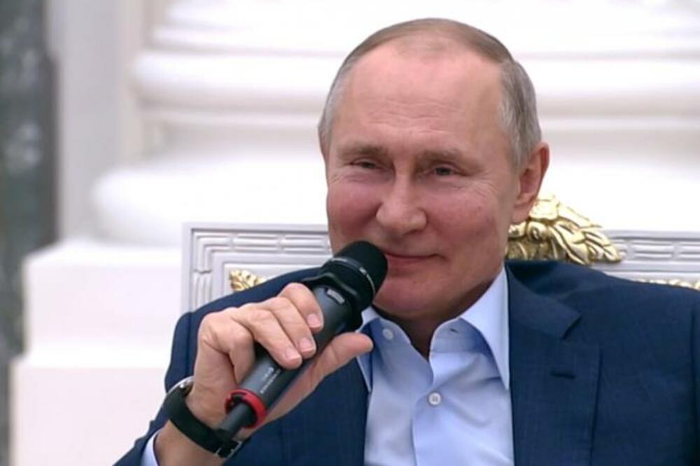 SRBI UMIRU OD SMEHA NA OVAJ VIC: Putinu zazvoni telefon u bioskopu