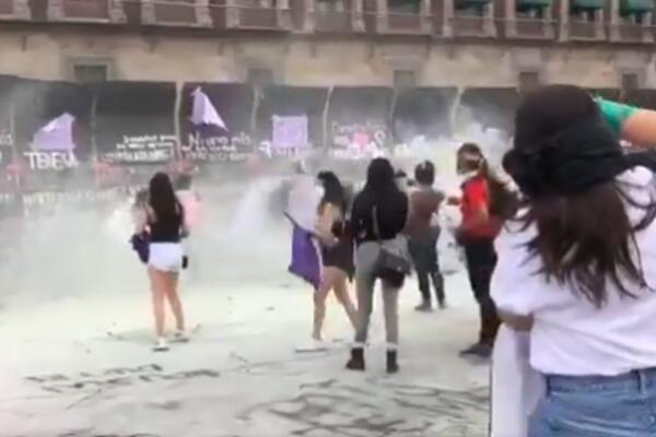 PROTEST FEMINISTKINJA U MEKSIKU: Povređeno više od 80 osoba, mnogi objekti oštećeni (FOTO/VIDEO)