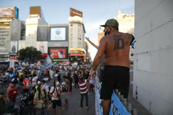 "DIJEGO NIJE UMRO, UBIJEN JE!" Haos u Buenos Ajresu, besan narod preplavio ulice i traži odgovorne za smrt Maradone