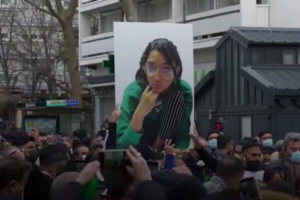 VIŠE OD 2.000 LJUDI MARŠIRALO U PARIZU: Odali počast devojčici koja je prebijena i bačena u Senu (VIDEO)
