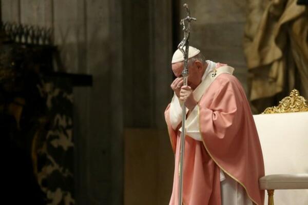 IMA ZDRAVSTENIH PROBLEMA: Papa Franja se POVLAČI sa čela rimokatoličke crkve?