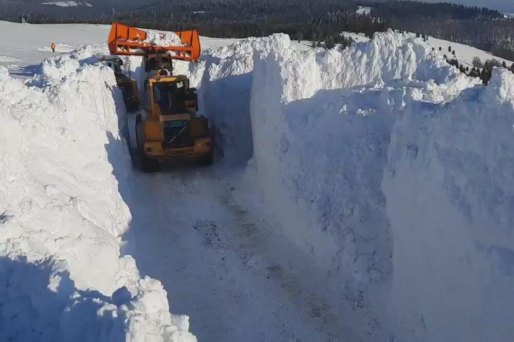 NESTVARNA SLIKA SA GOLIJE: Napravlili su snežni tunel visine od nekoliko metara kako bi raskrčili put! (FOTO)