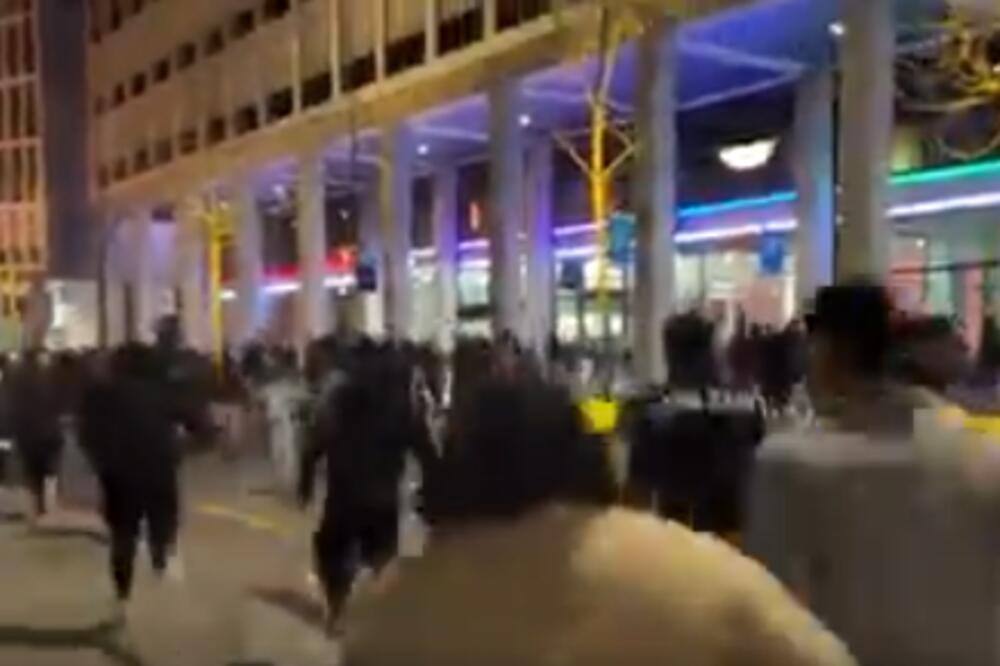 ULIČNI SUKOBI U SENT GALENU: Demontranti gađali policiju flašama, oni im uzvratili suzavcem! (VIDEO)