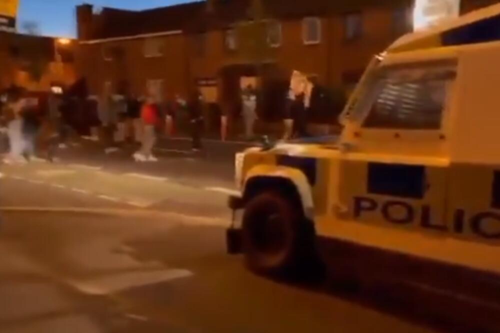 DEMONSTRANTI NAPALI POLICIJU MOLOTOVLJEVIM KOKTELIMA: Na protestu u Belfastu učestvovala deca od 12 godina! (VIDEO)