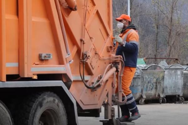 SEKIROM NASRNUO NA KOMUNALCE: Radnik "Gradske čistoće" završio u Urgentnom centru