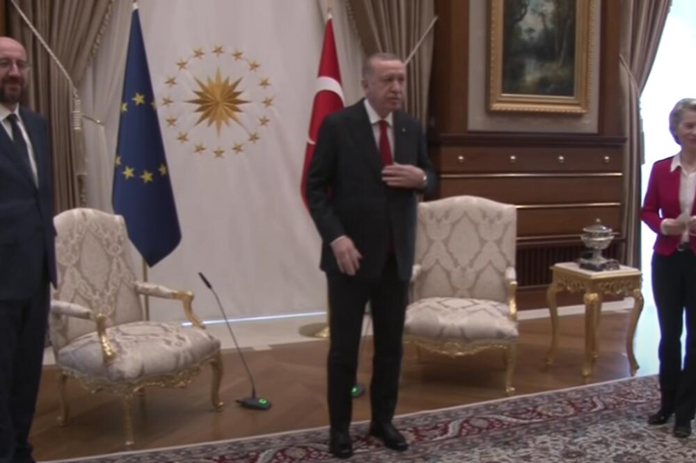 AU! NEPRIJATAN TRENUTAK: Ursula fon der Lajen ostala bez STOLICE na sastanku sa Erdoganom (FOTO/VIDEO)