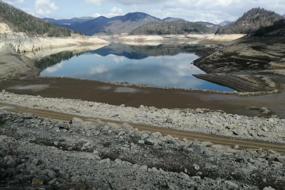 MEŠTANI TARE ZABRINUTI: Zaovinsko jezero prilično je ispražnjeno, postoji mogućnost pokretanja klizišta (FOTO)