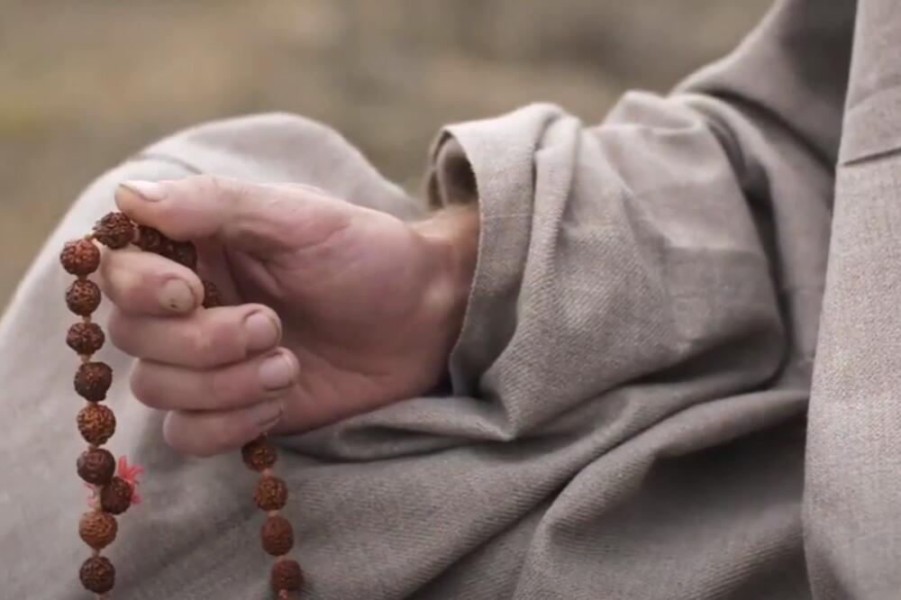BUDISTIČKI MONAH ODSEKAO SEBI GLAVU GILJOTINOM: Verovao da će mu žrtva doneti SREĆU u ZAGROBNOM ŽIVOTU! (VIDEO)
