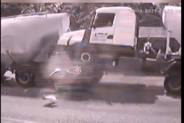 STRAVIČNA SAOBRAĆAJNA NESREĆA: Dva kamiona SMRSKALA automobil koji se našao između njih! (VIDEO)