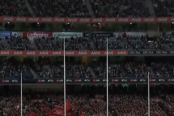 SCENE KOJE SVI JEDVA ČEKAJU PONOVO DA VIDE: U Australiji skoro 80.000 navijača gledalo utakmicu (VIDEO)