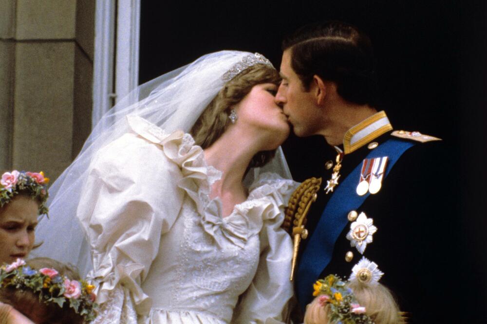 VLADALO VELIKO INTERESOVANJE! Parče torte sa svadbe princeze Dijane i princa Čarlsa prodato za više od 2.000 evra