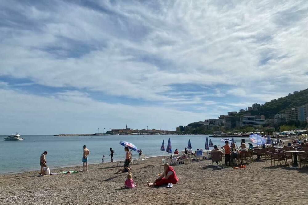 ISKORISTILI PROLEĆNE TEMPERATURE: Turisti u Splitu se okupali u Jadranskom moru (FOTO)