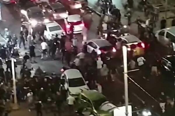 STRAVIČNE SCENE NA ULICAMA TEL AVIVA: Desničari Izvukli Palestinca iz automobila i brutalno ga LINČOVALI! (VIDEO)