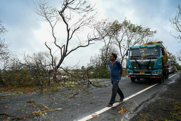 NOSI SVE PRED SOBOM: Indija na udaru razorne oluje