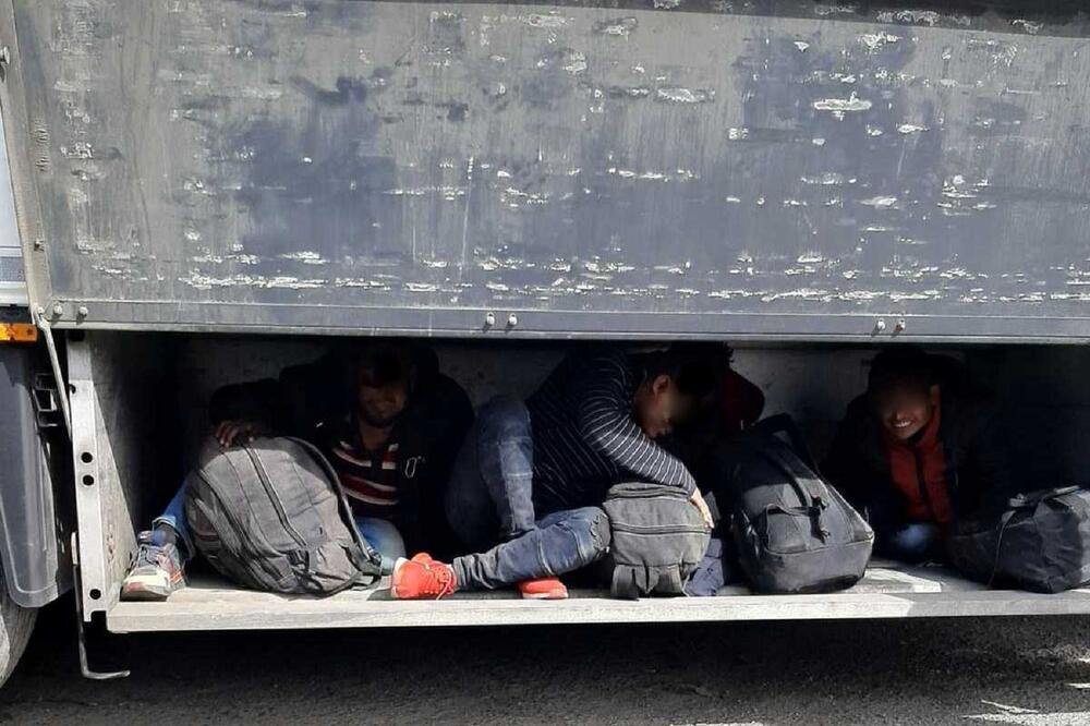 HAOS U SKOPLJU: Policija otkrila 82 migranta u vozilima, uhapšeni i Srbi!