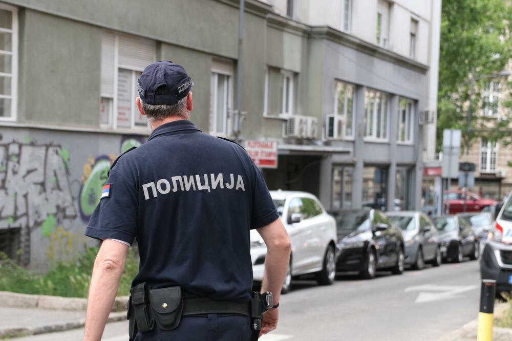 PALO HAPŠENJE U LESKOVCU: Privedeni muškarac i žena zbog oružja, čim je video policiju suprugi predao pištolj!