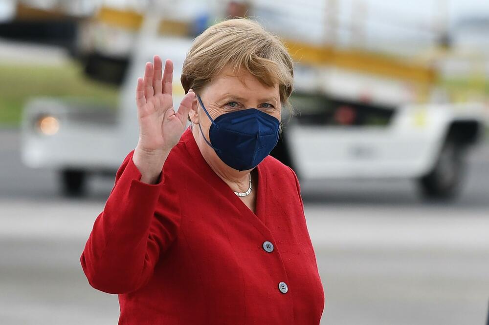 LIDERI STIGLI NA SAMIT G7 U KORNVOL: Angela Merkel došla među poslednjima!